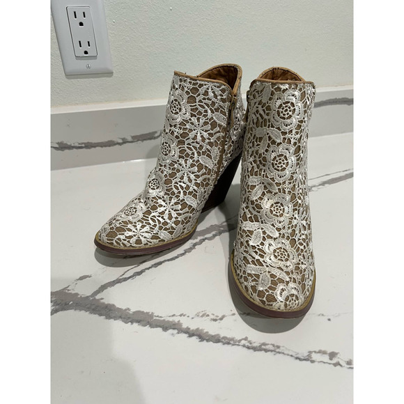 Very Volatile Women's Lace Wedge Booties‎ Boots Size 7.5 Zipper White - Picture 1 of 6